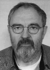 Schwarz-wei&szlig;-Portr&auml;t eines mittelalten Mannes mit Brille, Bart und ernstem Gesichtsausdruck.