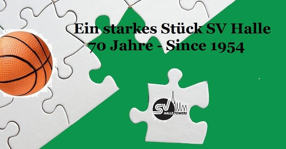 Nahaufnahme eines Basketballs auf Puzzlestücken mit dem Schriftzug "70 Jahre SV Halle - Since 1954" und Logo.