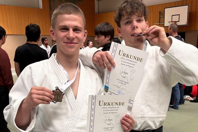 Alex und Jonas vom Judo zeigen ihre Medaillen und Urkunden von der Mitteldeutschen Einzelmeisterschaften in Schm&ouml;lln.