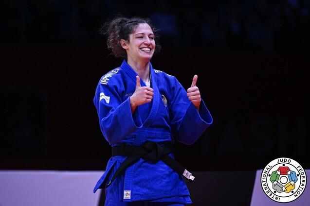Miriam Butkereit gewinnt den OTP Group Tashkent Grand Slam und steckt nach dem Sieg beide Daumen nach oben.