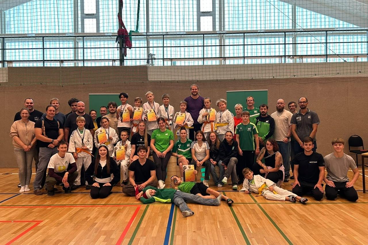 Die Teilnehmenden und Organisatoren des Sichtungsturnier der Abteilung Judo im SV Halle im gemeinsamen Gruppenbild.