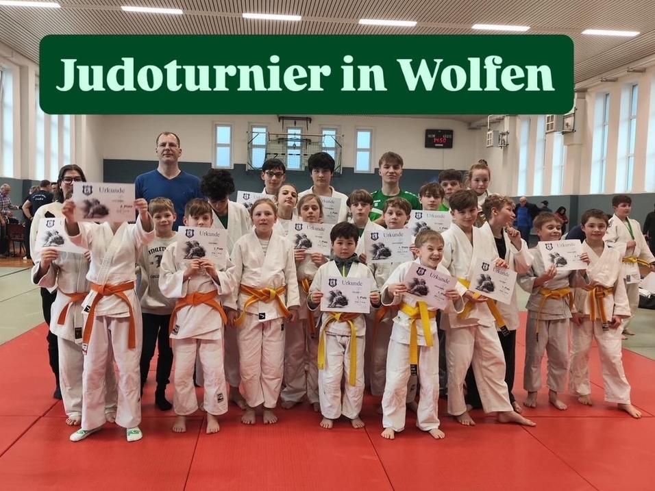 Gruppenfoto Judoturnier in Wolfen Ein Gruppenfoto aller Teilnehmer am Judoturnier in Wolfen.