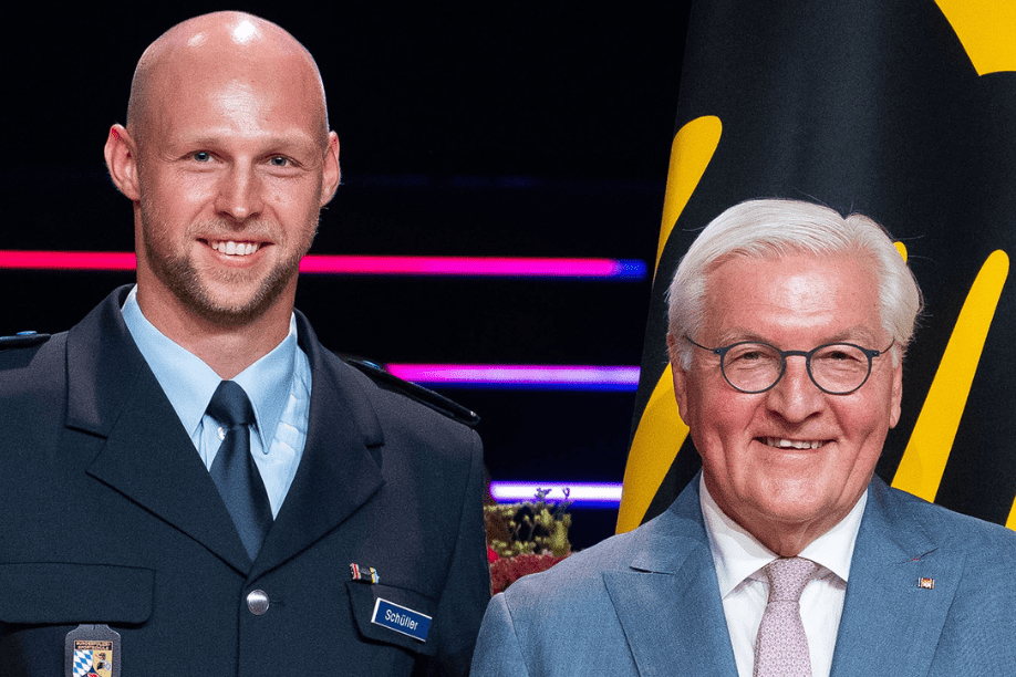 Alexander Sch&uuml;ller erh&auml;lt das silberne Loorbeerblatt von Bundespr&auml;sident Frank Walther Steinmeier.