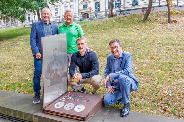 Die Stele von Thorsten Margis wird um eine weitere Plakete erweitert. Auf dem Bild sind Axel Schmidt,Hardy Gnewuch, Thorsten Margis und Alexander Vogt.