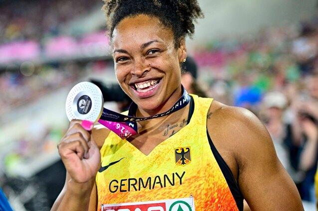 Shanice Craft zeigt freudestrahlend ihre Silber Medaille von der EM 2026.