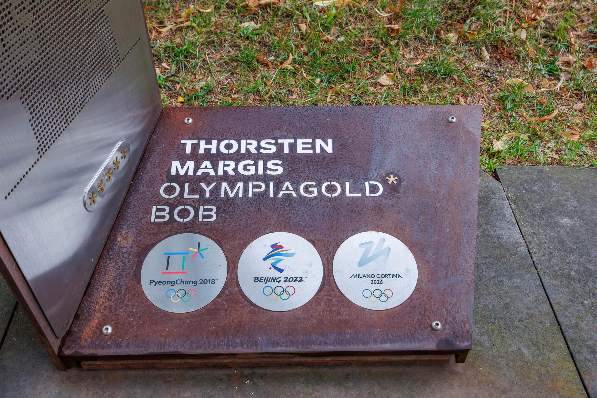 Es wurde eine weitere Plakete auf der Stelle des Olympiasiegers Thorsten Margis angebracht.