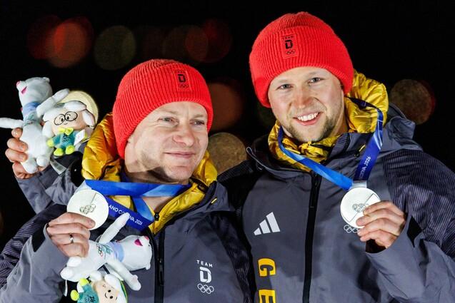 Francesco Friedrich und Alexander Sch&uuml;ller halten beide eine Silbermedaille von den Olmypischen Winterspielen 2026 hoch.
