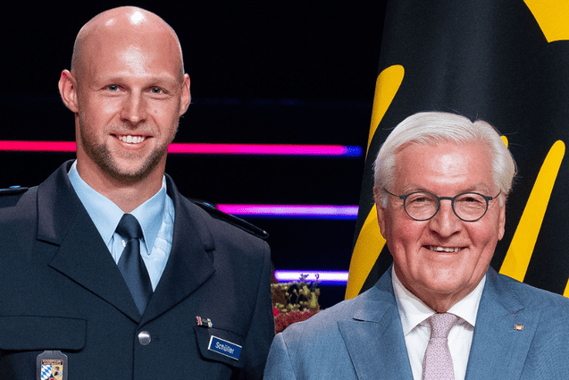 Alexander Sch&uuml;ller erh&auml;lt das silberne Loorbeerblatt von Bundespr&auml;sident Frank Walther Steinmeier.