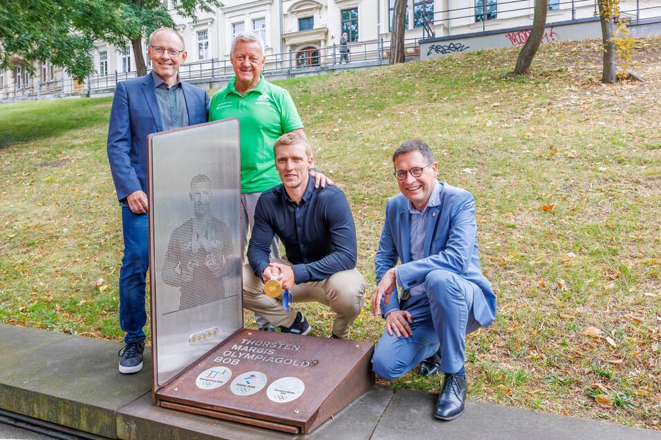 Thorsten Margis Plakette Stele 2026 Die Stele von Thorsten Margis wird um eine weitere Plakete erweitert. Auf dem Bild sind Axel Schmidt,Hardy Gnewuch, Thorsten Margis und Alexander Vogt.