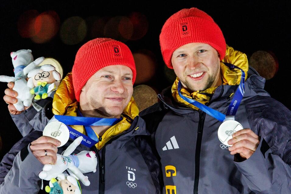 Francesco Friedrich und Alexander Sch&uuml;ller halten beide eine Silbermedaille von den Olmypischen Winterspielen 2026 hoch.
