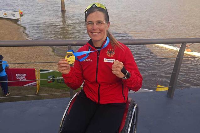 Anja Adler verteidigt Weltmeistertitel bei der Marathon WM in Argentinien und h&auml;lt auf dem Bild die Goldmedaille hoch.