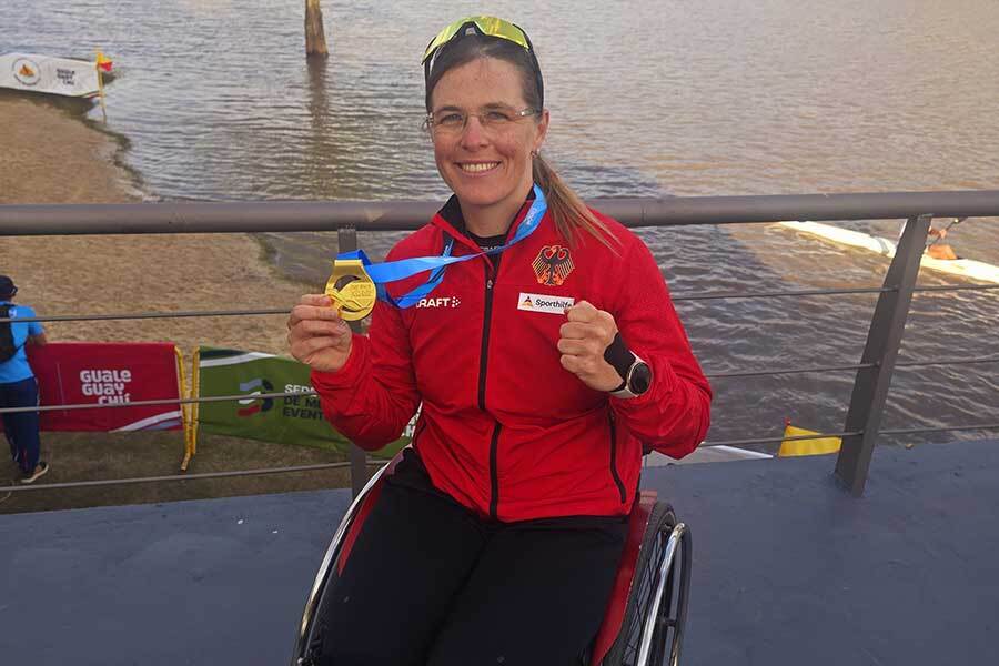 Anja Adler verteidigt Weltmeistertitel Anja Adler verteidigt Weltmeistertitel bei der Marathon WM in Argentinien und hält auf dem Bild die Goldmedaille hoch.