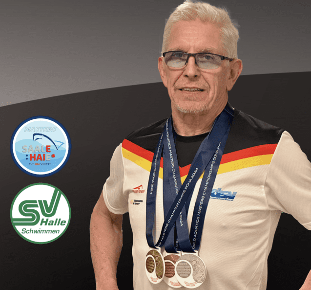 &Auml;lterer Mann mit Brille tr&auml;gt ein Sporttrikot und pr&auml;sentiert Medaillen von den Weltmeisterschaften im Schwimmen.