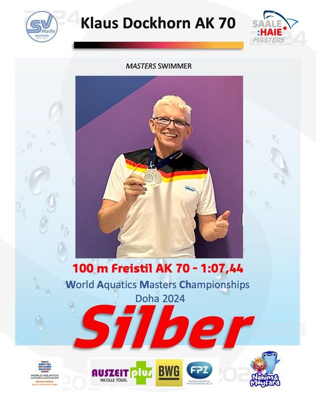 &Auml;lterer Schwimmer Klaus Dockhorn mit Silbermedaille, jubiliert nach dem 100 m Freistil Wettkampf in Doha 2024.