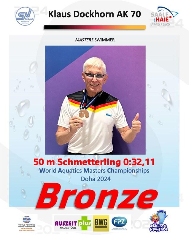 Mann h&auml;lt eine Bronzemedaille f&uuml;r 50 m Schmetterling bei den World Aquatics Masters Championships 2024 in Doha.