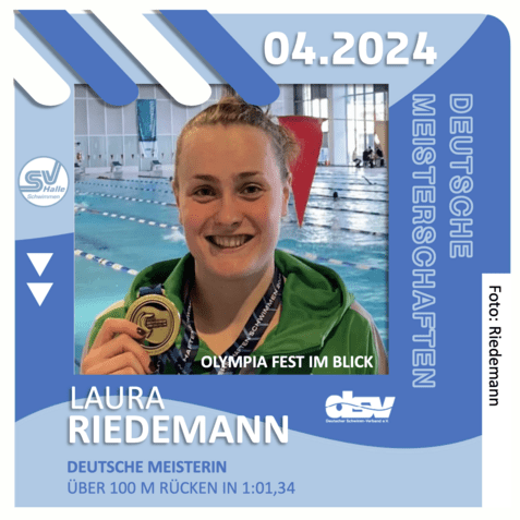 Laura Riedemann hält in der Schwimmhalle stolz ihre Goldmedaille für 100 m Rücken in der hand.