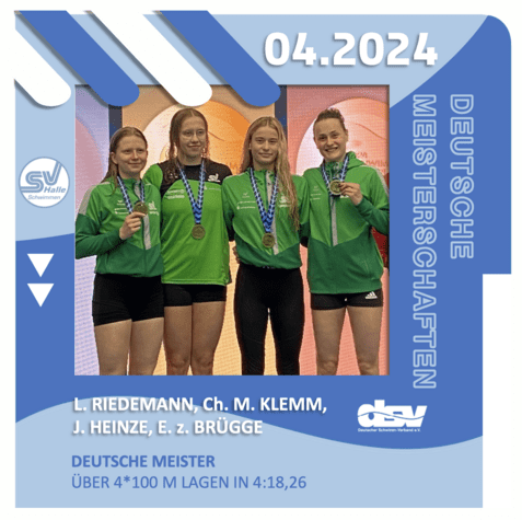 Vier Medaillengewinnerinnen in grünen Schwimmanzügen stehen nebeneinander, umrahmt von einer festlichen Kulisse.