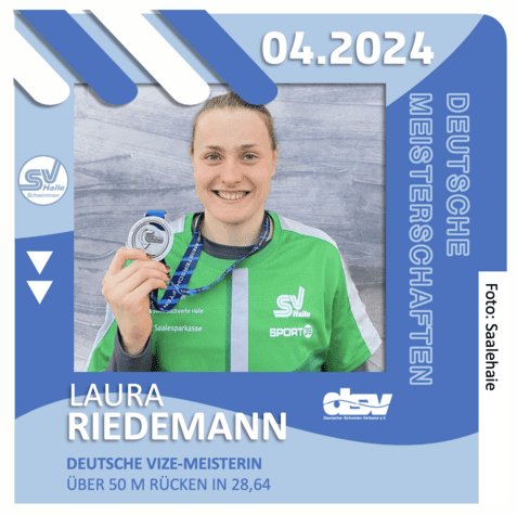 Laura Riedemann hält ihre Silbermedaille der Deutschen Meisterschaften für 50 m Rückenschwimmen stolz in der Hand.