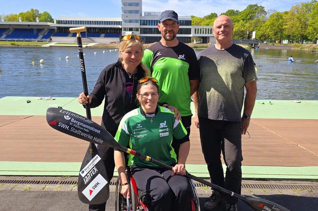 Team SV Halle bei der Nationalen Qualifizierung Para Kanu am 26.04.2026 in Duisburg: Ognyana Dusheva, Anja Adler, Maik Polte und Betreuer Ulf Sauerbrey (v. l.)