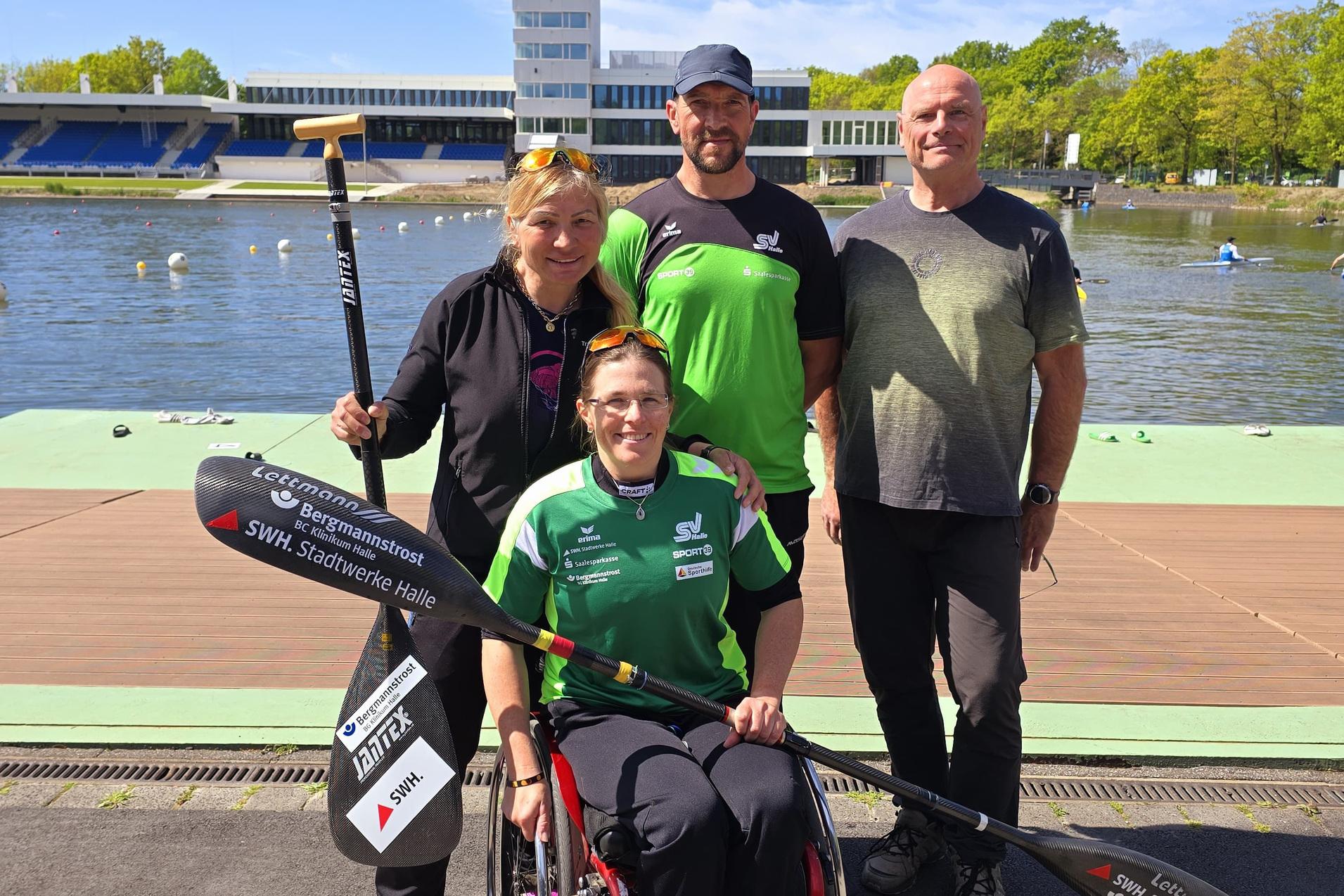 Team SV Halle bei der Nationalen Qualifizierung Para Kanu am 26.04.2026 in Duisburg: Ognyana Dusheva, Anja Adler, Maik Polte und Betreuer Ulf Sauerbrey (v. l.)