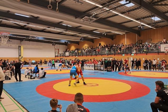 Ein Blick in die Wettkampfhalle w&auml;hrend des 2. Gerhard-Weisenberger-Turnier in Kleinostheim.