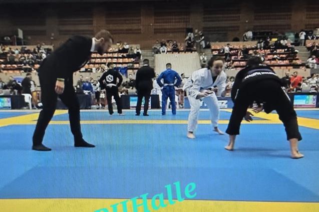 Jennifer Le beim BJJ-Turnier in Barcelona  im Kampf mit einer Gegnerin um den Europameistertitel.