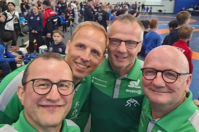 Die Trainer und Betreuer der Ringer Landesmeisterschaften 2026 machen ein gemeinsames Selfie.