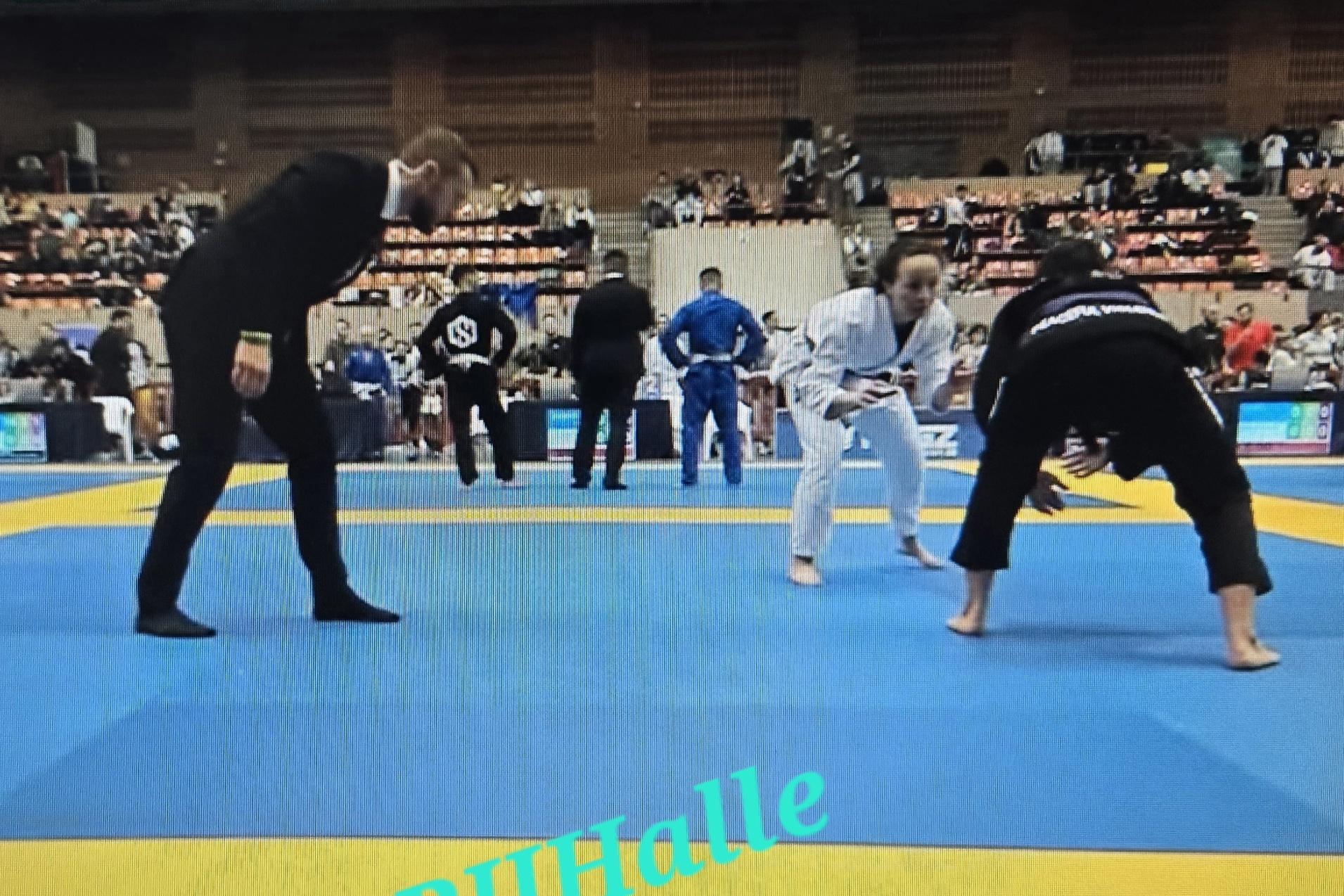 Jennifer Le beim BJJ-Turnier in Barcelona  im Kampf mit einer Gegnerin um den Europameistertitel.