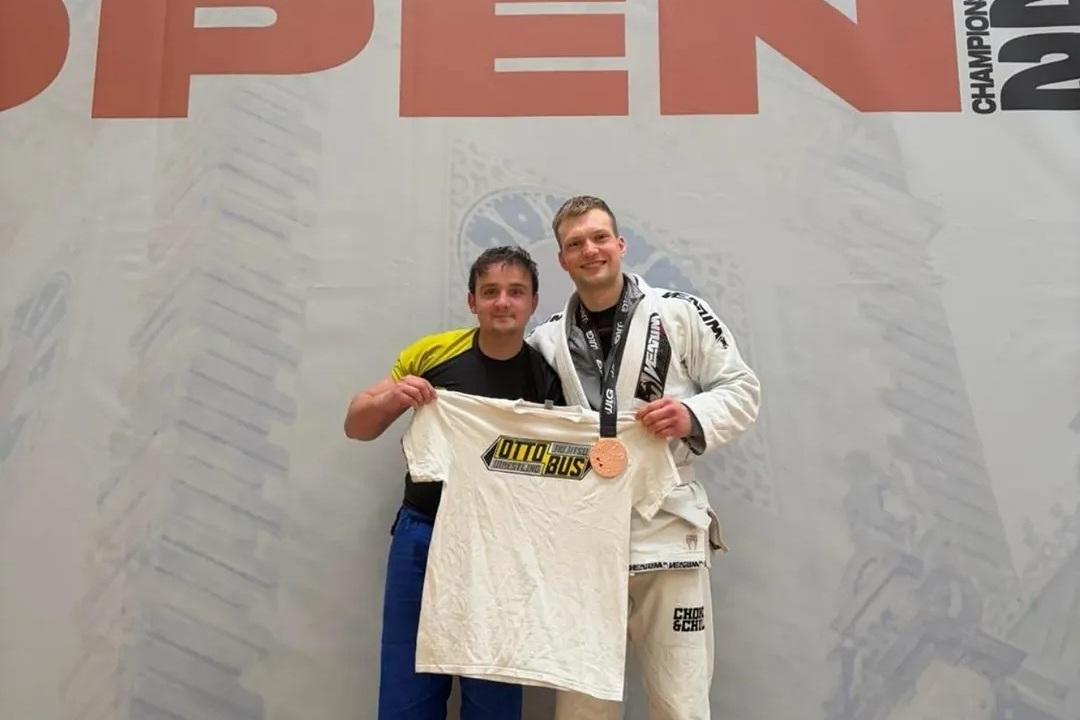Nico und Lukas pr&auml;sentieren ein T-Shirt sowie ihre Erfolge bei den Hamburg Open.