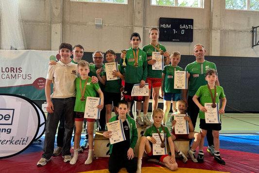 Erfolge bei Turnier in Potsdam Die Ringer des SV Halle zeigen ihre Urkunden und Medaillen vom Turnier in Potsdam.