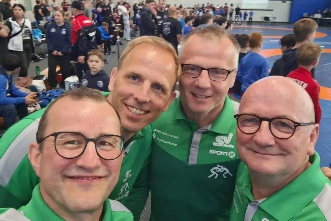 Die Trainer und Betreuer der Ringer Landesmeisterschaften 2026 machen ein gemeinsames Selfie.