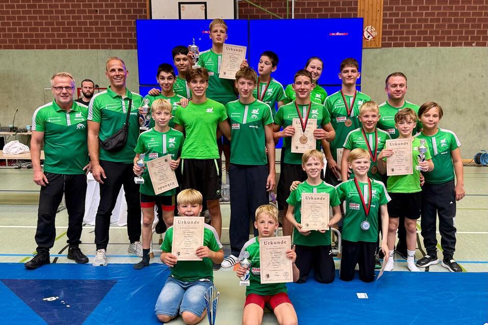Die Gewinner und Platzierten des SV Halle Abteilung Ringen im gemeinsamen Gruppenbild beim 22. Roland-Pokal in Stendal.