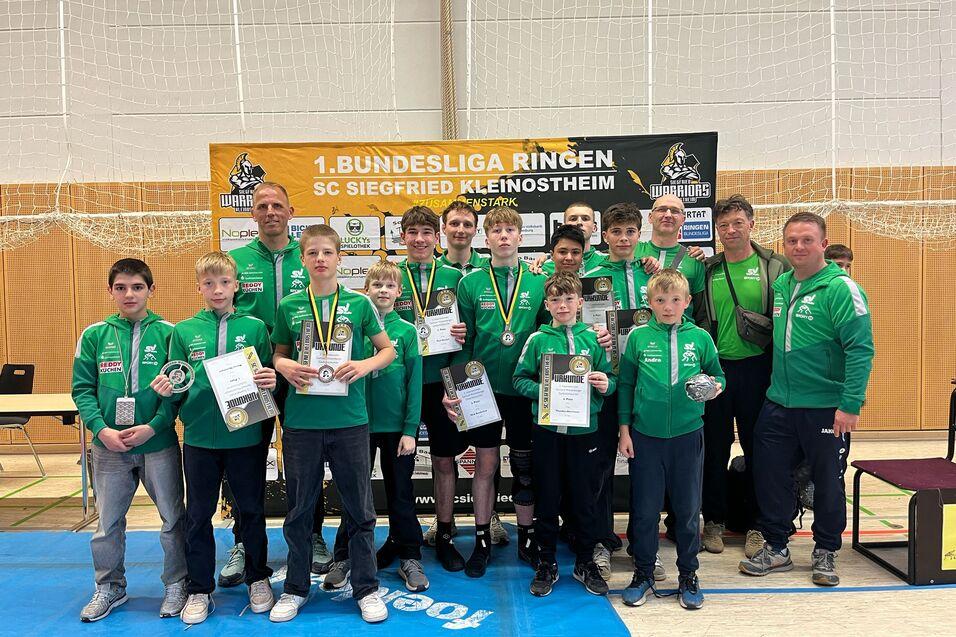 Gruppenbild Turnier Kleinostheim Ein Gruppenbild der Teilnehmenden des Turnier in Kleinostheim mit Sportlern des SV Halle.