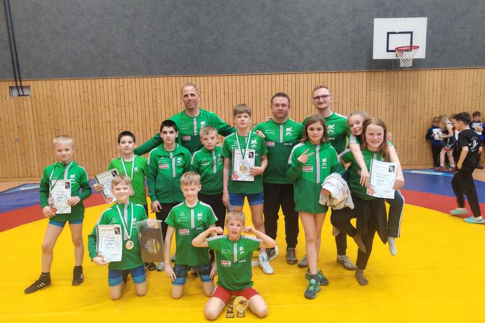 Die Teilnehmer am Wettkampf in Thalheim pr&auml;sentieren ihe Medaillen und Urkunden.