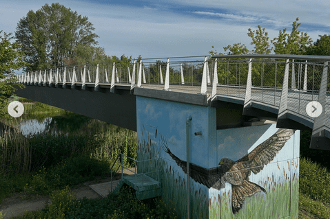 Ein Foto der Br&uuml;cke mit einem Adler als Motiv am Betonpfeiler.