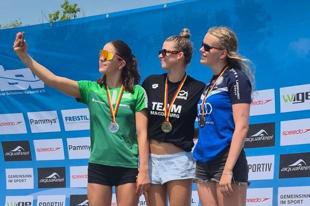 Lisa Richter macht ein Selfie von sich auf dem Podium nach dem Gewinn der Bronzemedaille &uuml;ber 7,5km Freiwasser bei der Deutschen Meisterschaft.