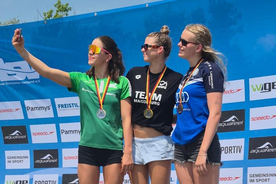 Siegerehrung 7,5km Lisa Richter macht ein Selfie von sich auf dem Podium nach dem Gewinn der Bronzemedaille über 7,5km Freiwasser bei der Deutschen Meisterschaft.