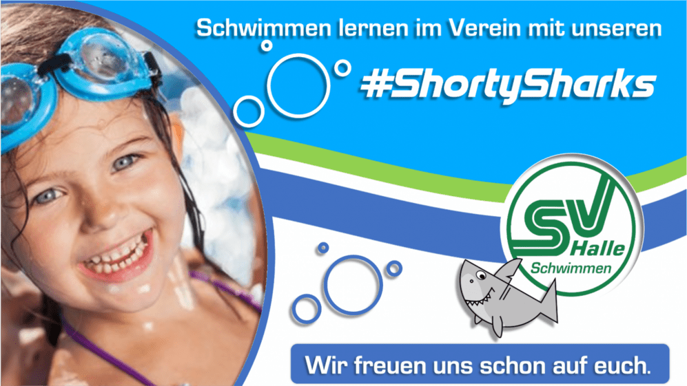 Lächelndes Kind mit blauen Schwimmbrille, umgeben von Wasserblasen, Werbung für Schwimmverein #ShortySharks.