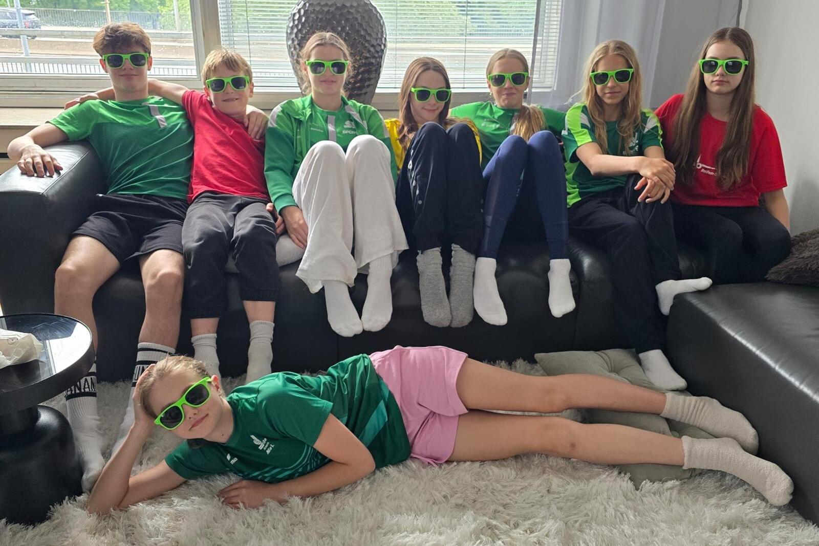 DMM Sonnenbrillen Die Teilenehmenden an den Deutschen Meisterschaft im Schwimmerischen Mehrkampf im Gruppenfoto mit Sonnenbrillen.