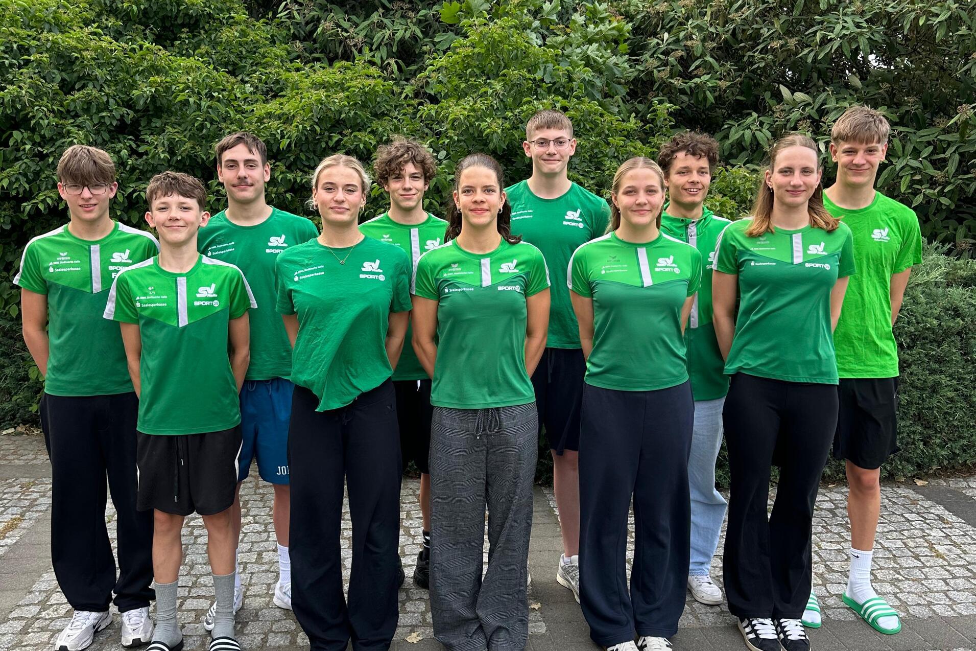 Ein Gruppenfoto aller Teilnehmer an den Deutschen Jahrgangsmeisterschaften 2026 im Schwimmen in Berlin.