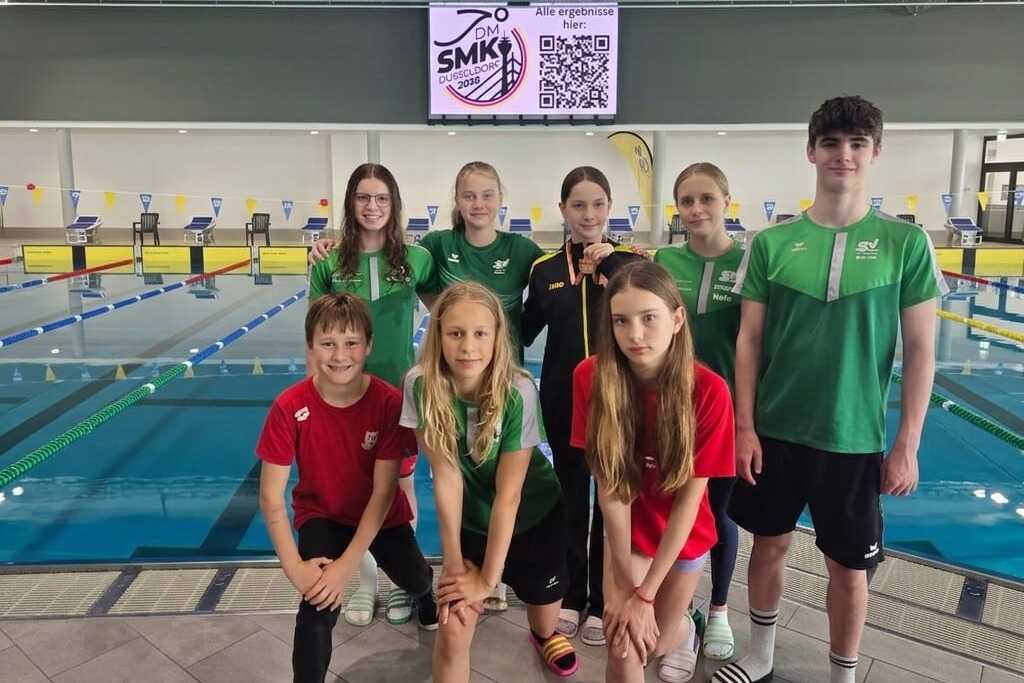 Die Teilnehmenden an den Deutschen Meisterschaft im Schwimmerischen Mehrkampf im Teamfoto in D&uuml;sseldorf.