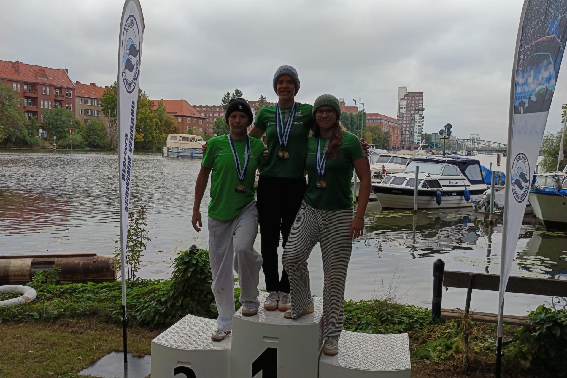 Lisa Barth, Liska Richter und Charlotte Klemm auf dem Siegerpodest bei den Norddeutschen Freiwasser Meisterschaften in Berlin 2026.