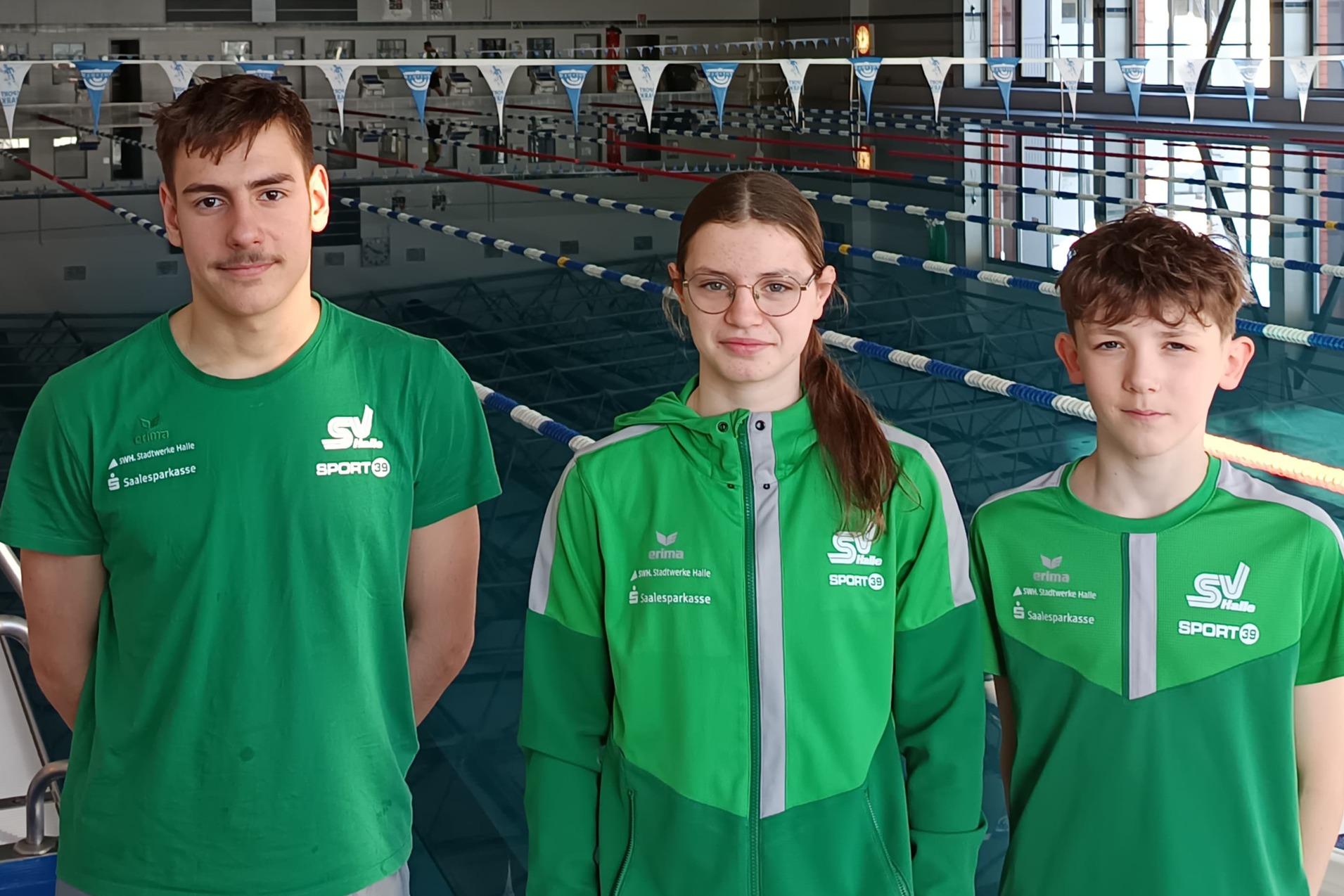 Pauline Gebhardt, Friedrich Aumann und Bruno Waletzki  stehen in einer Schwimmhalle in Potsdam.