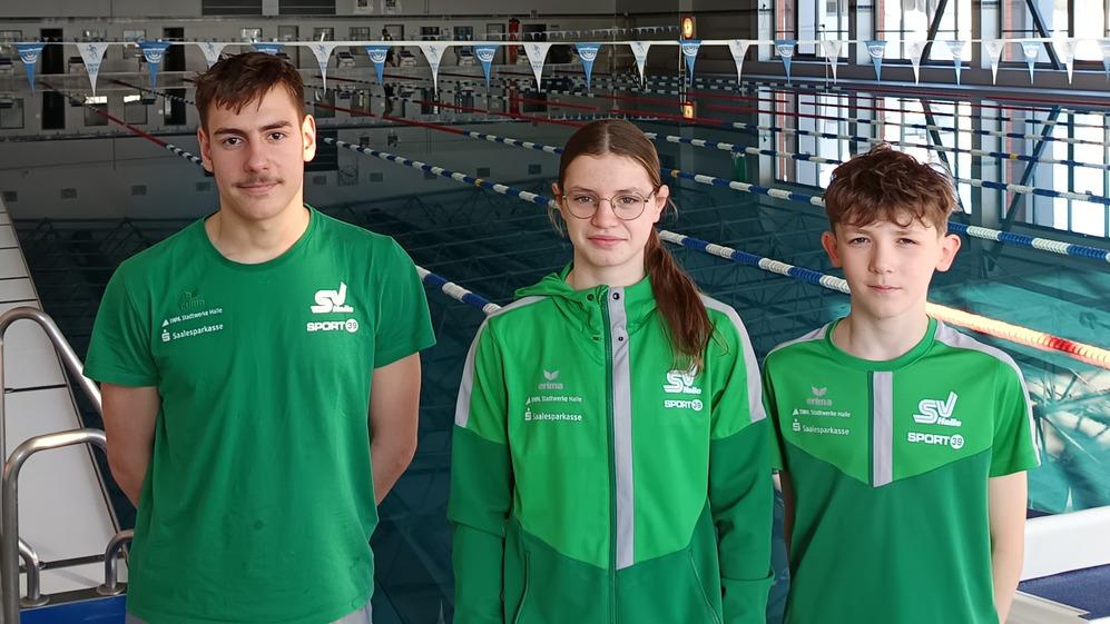 Pauline Gebhardt, Friedrich Aumann und Bruno Waletzki  stehen in einer Schwimmhalle in Potsdam.