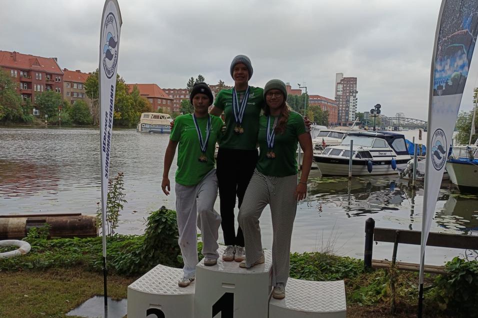 Norddeutsche Meisterschaften Freiwasser 2026 Lisa Barth, Liska Richter und Charlotte Klemm auf dem Siegerpodest bei den Norddeutschen Freiwasser Meisterschaften in Berlin 2026.