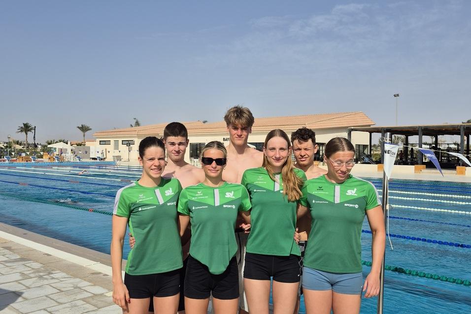 Die Trainingsgruppe Lira aus der Abteilung Schwimmen macht ein Gruppenfoto vor dem Schwimmbecken in Soma Bay/&Auml;gypten.