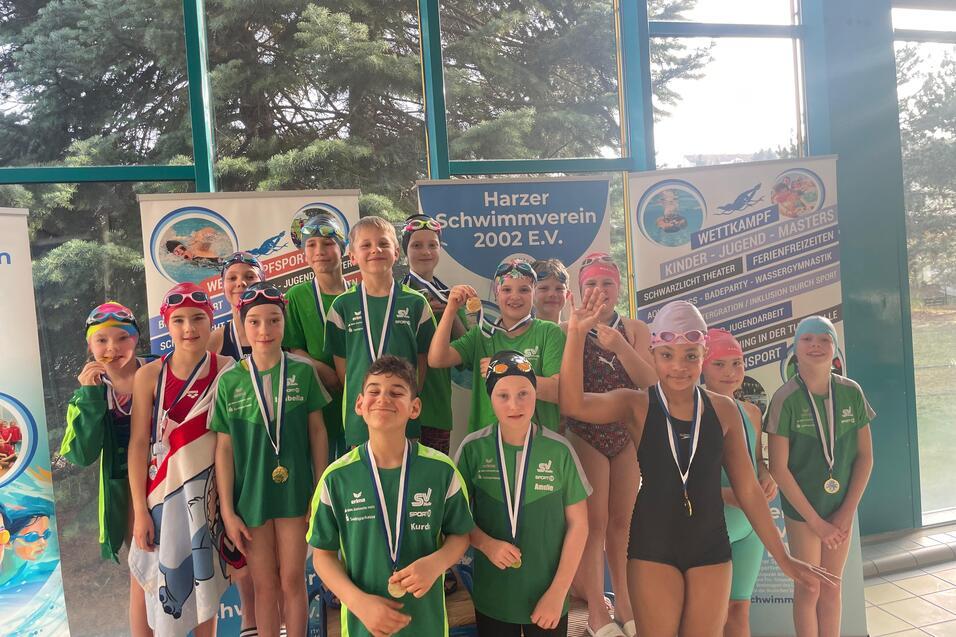 Sieger der dritten Klasse im Landesvielseitigkeitstest Kinder des SV Halle mit Medaillen im Landesvielseitigkeitstest