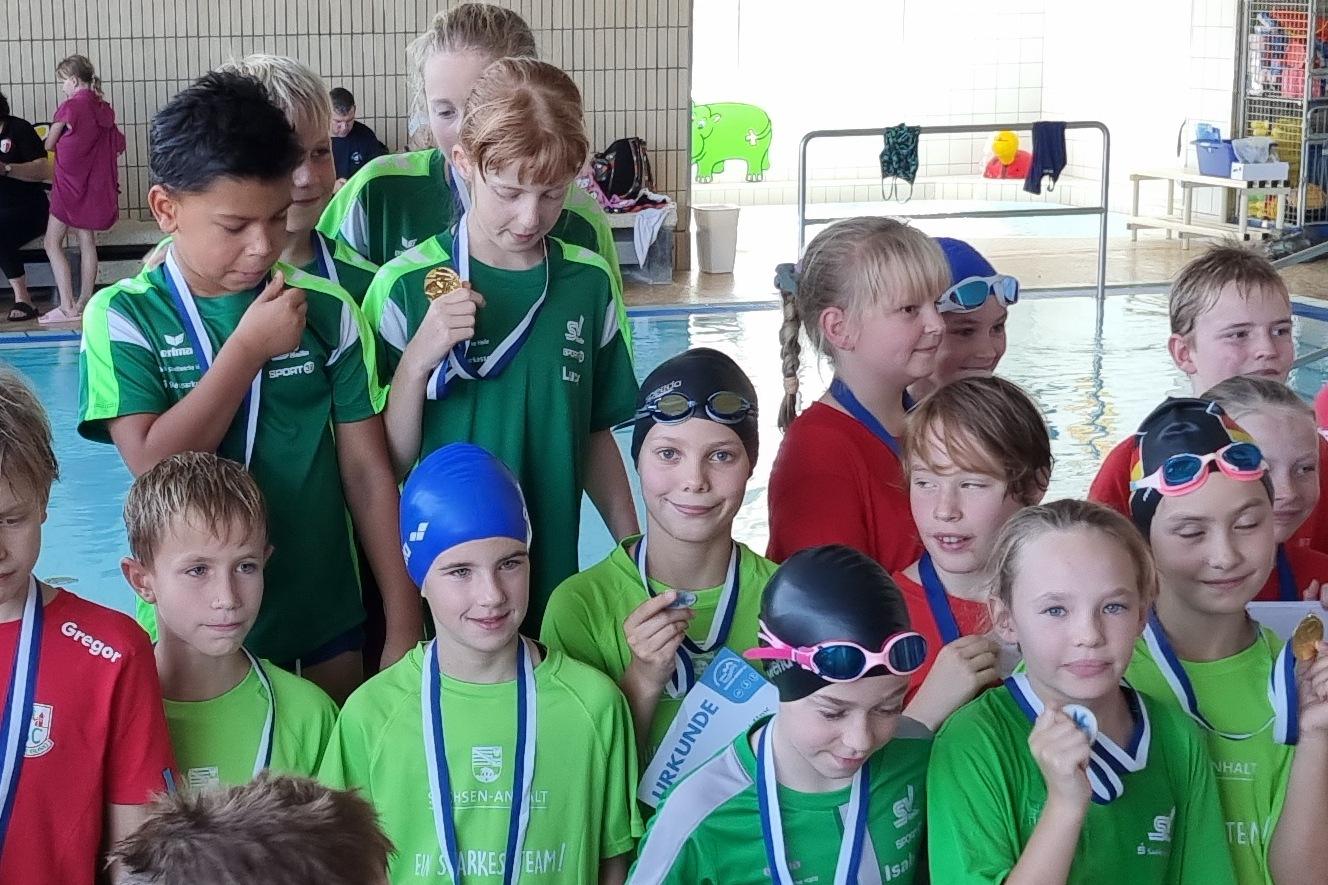 Landesvielseitigkeitstest (LVT) der Klasse 4 und dem Kids Cup Teil 2 in Magdeburg SV Halle gewinnt die Mannschaftswertung beim Landesvielseitigkeitstest (LVT) der Klasse 4 und dem Kids Cup Teil 2 in Magdeburg. Auf dem Bild ist ein Gruppenbild der Platzierten Mannschaften.