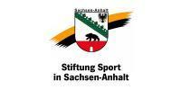 Logo der Stiftung Sport in Sachsen-Anhalt mit einem Wappen und farbigen dynamischen Elementen im Hintergrund.