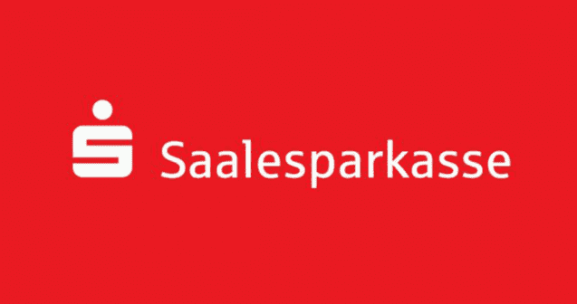 Logo der Saalesparkasse mit wei&szlig;em Symbol auf rotem Hintergrund. Schriftzug &bdquo;Saalesparkasse&ldquo; in wei&szlig;er Schrift.